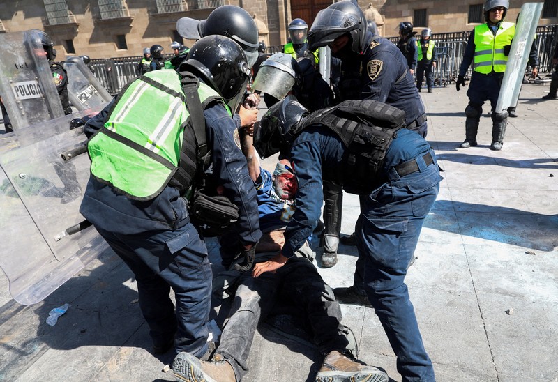 Ricuh saat protes terhadap ketidakamanan dan korupsi di Mexico City, Meksiko,Sabtu (15/11/2025). (REUTERS/Luis Cortes)