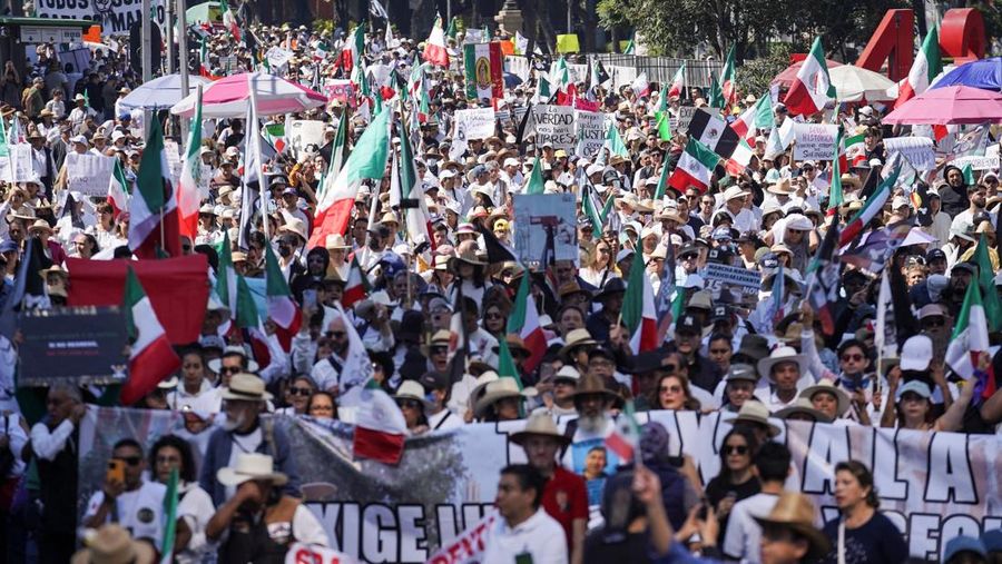 Ricuh saat protes terhadap ketidakamanan dan korupsi di Mexico City, Meksiko,Sabtu (15/11/2025). (REUTERS/Luis Cortes)