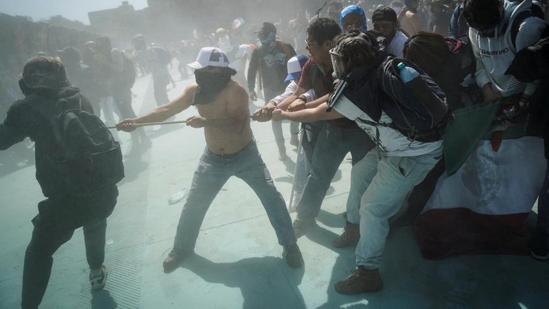 Ricuh saat protes terhadap ketidakamanan dan korupsi di Mexico City, Meksiko,Sabtu (15/11/2025). (REUTERS/Luis Cortes)