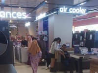 Diskon Besar-besaran Hari Ini! Pengunjung Serbu Kulkas-AC di Transmart