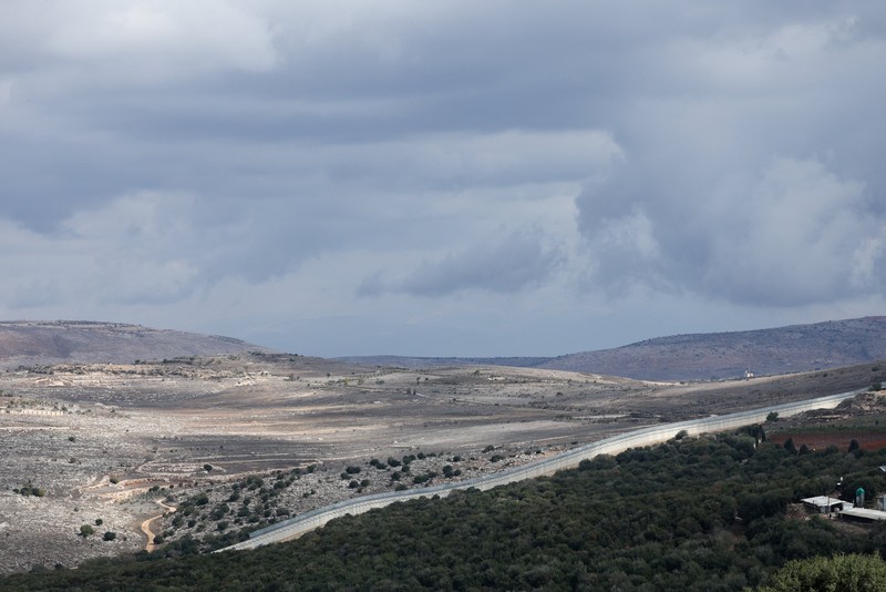 Tembok beton di sepanjang perbatasan selatan Lebanon yang terlihat dari Israel utara, Minggu (16/11/2025). (REUTERS/Shir Torem)