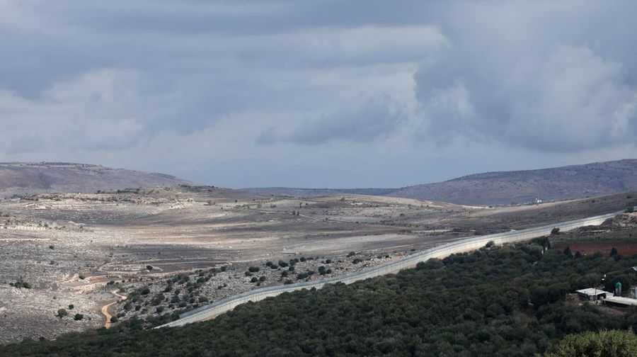 Tembok beton di sepanjang perbatasan selatan Lebanon yang terlihat dari Israel utara, Minggu (16/11/2025). (REUTERS/Shir Torem)