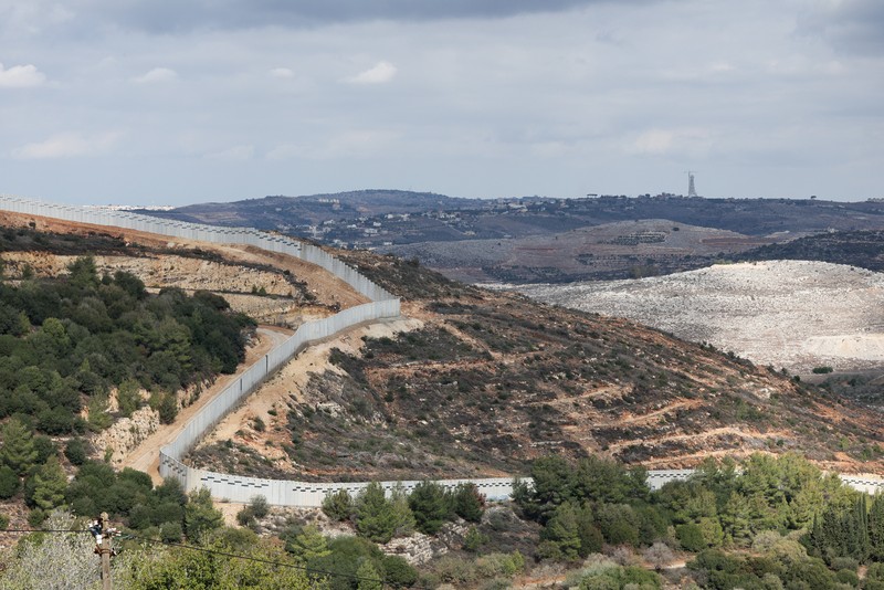 Tembok beton di sepanjang perbatasan selatan Lebanon yang terlihat dari Israel utara, Minggu (16/11/2025). (REUTERS/Shir Torem)