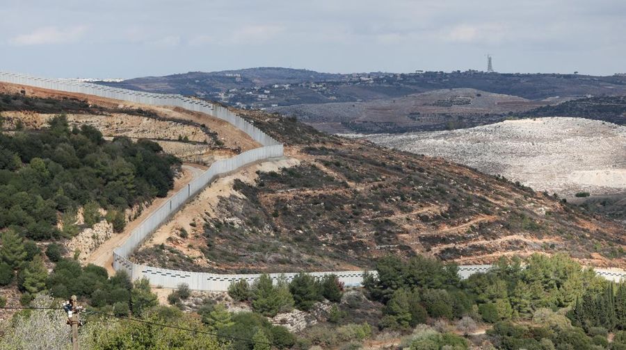 Tembok beton di sepanjang perbatasan selatan Lebanon yang terlihat dari Israel utara, Minggu (16/11/2025). (REUTERS/Shir Torem)