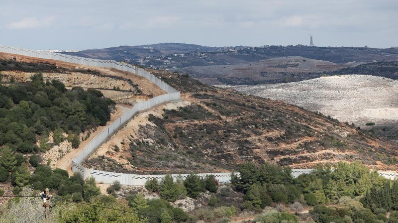 Tembok beton di sepanjang perbatasan selatan Lebanon yang terlihat dari Israel utara, Minggu (16/11/2025). (REUTERS/Shir Torem)