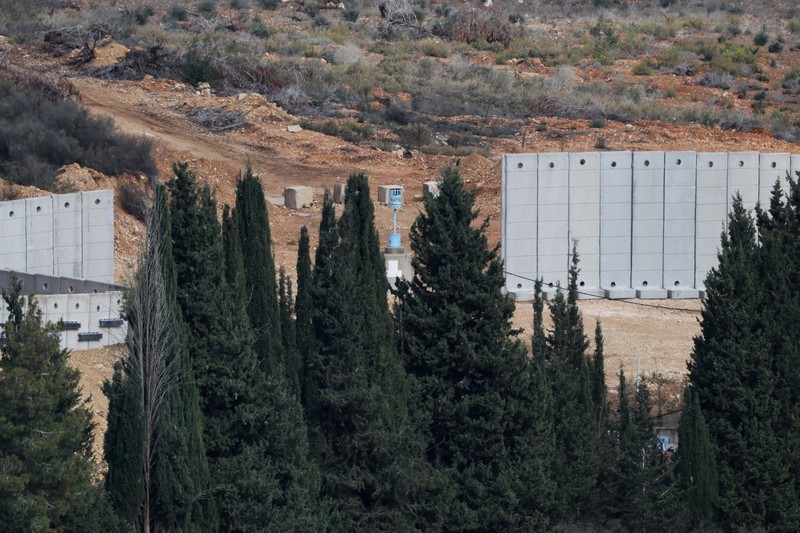 Tembok beton di sepanjang perbatasan selatan Lebanon yang terlihat dari Israel utara, Minggu (16/11/2025). (REUTERS/Shir Torem)