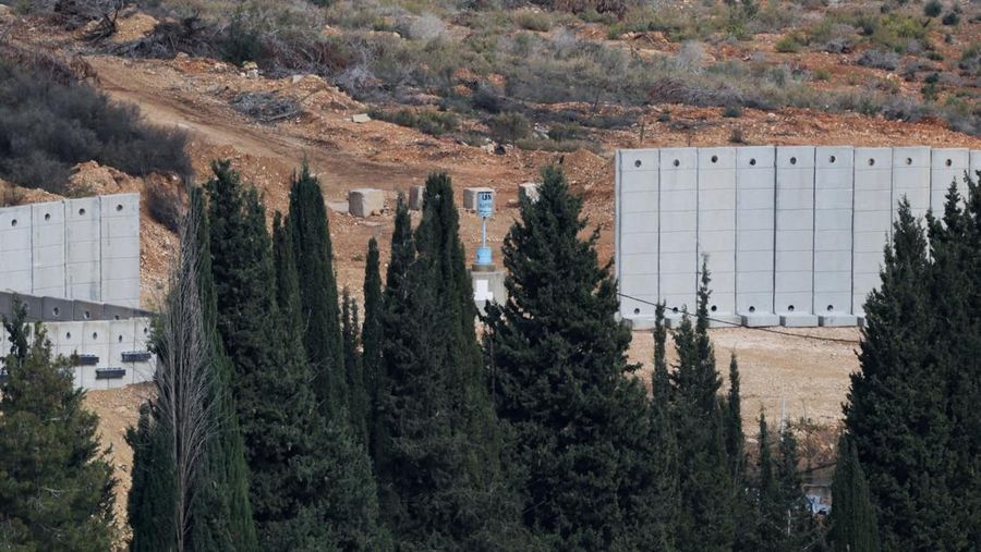 Tembok beton di sepanjang perbatasan selatan Lebanon yang terlihat dari Israel utara, Minggu (16/11/2025). (REUTERS/Shir Torem)