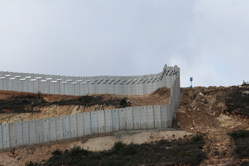 Tembok beton di sepanjang perbatasan selatan Lebanon yang terlihat dari Israel utara, Minggu (16/11/2025). (REUTERS/Shir Torem)