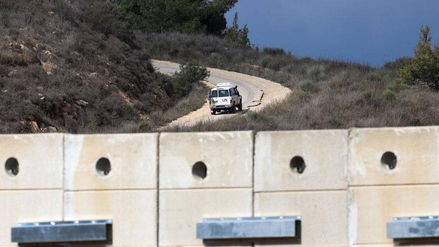 Tembok beton di sepanjang perbatasan selatan Lebanon yang terlihat dari Israel utara, Minggu (16/11/2025). (REUTERS/Shir Torem)
