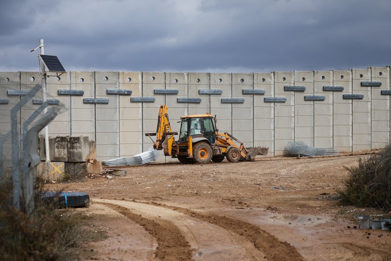 Tembok beton di sepanjang perbatasan selatan Lebanon yang terlihat dari Israel utara, Minggu (16/11/2025). (REUTERS/Shir Torem)