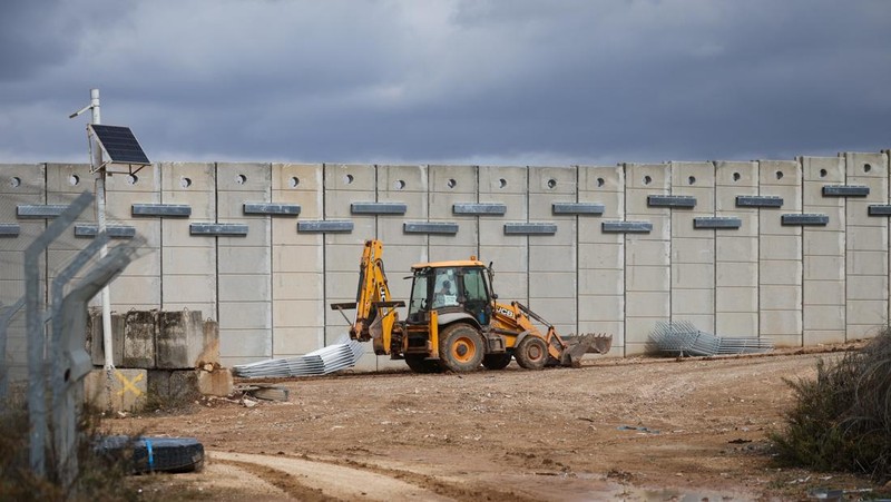 Tembok beton di sepanjang perbatasan selatan Lebanon yang terlihat dari Israel utara, Minggu (16/11/2025). (REUTERS/Shir Torem)