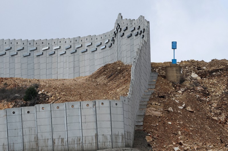 Tembok beton di sepanjang perbatasan selatan Lebanon yang terlihat dari Israel utara, Minggu (16/11/2025). (REUTERS/Shir Torem)