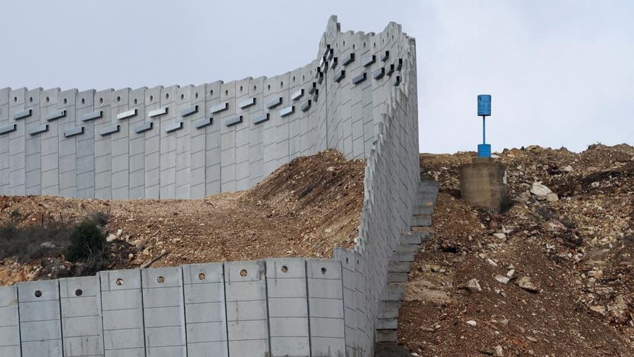 Tembok beton di sepanjang perbatasan selatan Lebanon yang terlihat dari Israel utara, Minggu (16/11/2025). (REUTERS/Shir Torem)