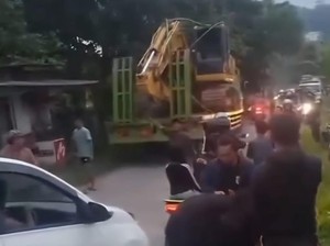 2 Orang Diduga Tersetrum Usai Alat Berat Tersangkut Kabel di Bogor, 1 Tewas