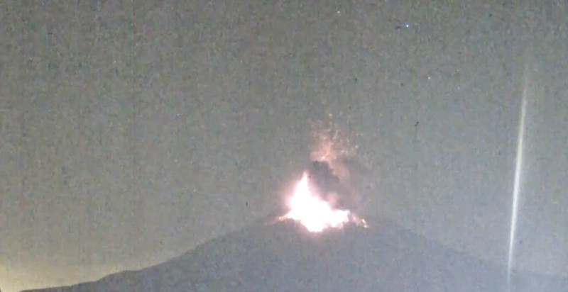 Badan Meteorologi Jepang mengimbau masyarakat di sekitar Gunung Sakurajima untuk mengenakan perlindungan diri menyusul erupsi yang terjadi pada Minggu (16/11/2025) pagi. (Tangkapan Layar Video Reuters/NNN/JAPAN)