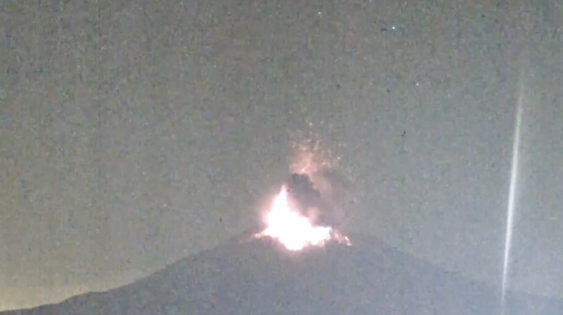 Badan Meteorologi Jepang mengimbau masyarakat di sekitar Gunung Sakurajima untuk mengenakan perlindungan diri menyusul erupsi yang terjadi pada Minggu (16/11/2025) pagi. (Tangkapan Layar Video Reuters/NNN/JAPAN)