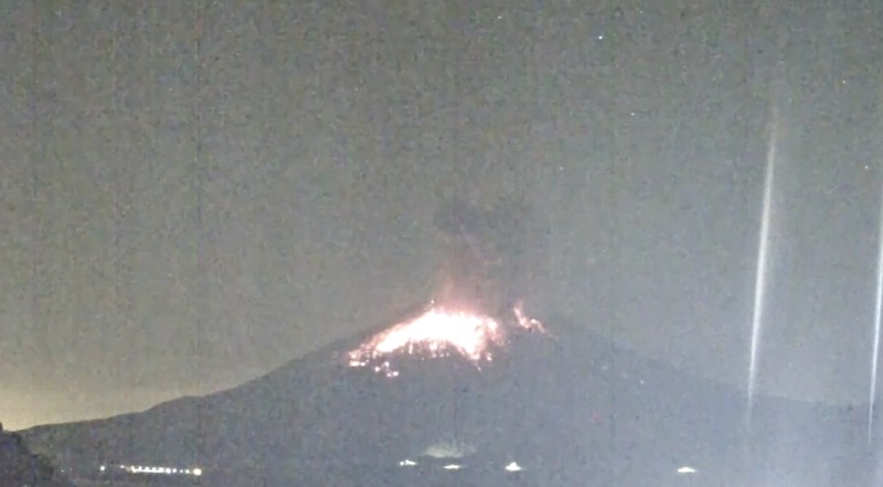 Badan Meteorologi Jepang mengimbau masyarakat di sekitar Gunung Sakurajima untuk mengenakan perlindungan diri menyusul erupsi yang terjadi pada Minggu (16/11/2025) pagi. (Tangkapan Layar Video Reuters/NNN/JAPAN)