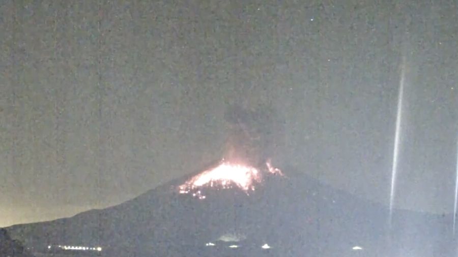 Badan Meteorologi Jepang mengimbau masyarakat di sekitar Gunung Sakurajima untuk mengenakan perlindungan diri menyusul erupsi yang terjadi pada Minggu (16/11/2025) pagi. (Tangkapan Layar Video Reuters/NNN/JAPAN)
