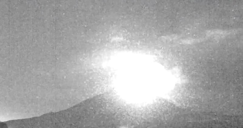 Badan Meteorologi Jepang mengimbau masyarakat di sekitar Gunung Sakurajima untuk mengenakan perlindungan diri menyusul erupsi yang terjadi pada Minggu (16/11/2025) pagi. (Tangkapan Layar Video Reuters/NNN/JAPAN)