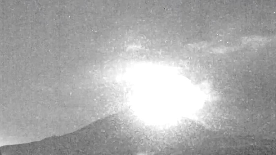 Badan Meteorologi Jepang mengimbau masyarakat di sekitar Gunung Sakurajima untuk mengenakan perlindungan diri menyusul erupsi yang terjadi pada Minggu (16/11/2025) pagi. (Tangkapan Layar Video Reuters/NNN/JAPAN)