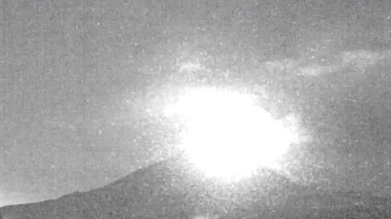 Badan Meteorologi Jepang mengimbau masyarakat di sekitar Gunung Sakurajima untuk mengenakan perlindungan diri menyusul erupsi yang terjadi pada Minggu (16/11/2025) pagi. (Tangkapan Layar Video Reuters/NNN/JAPAN)