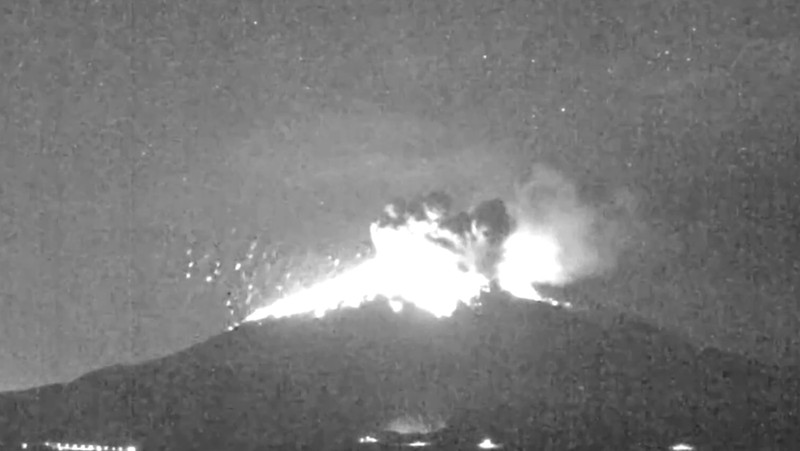 Badan Meteorologi Jepang mengimbau masyarakat di sekitar Gunung Sakurajima untuk mengenakan perlindungan diri menyusul erupsi yang terjadi pada Minggu (16/11/2025) pagi. (Tangkapan Layar Video Reuters/NNN/JAPAN)