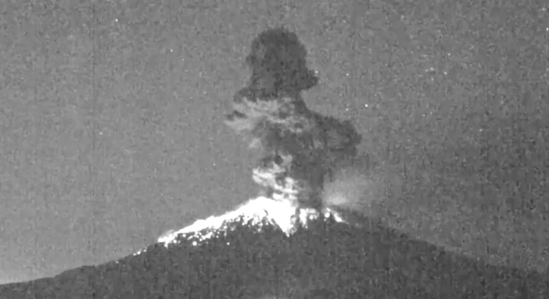 Badan Meteorologi Jepang mengimbau masyarakat di sekitar Gunung Sakurajima untuk mengenakan perlindungan diri menyusul erupsi yang terjadi pada Minggu (16/11/2025) pagi. (Tangkapan Layar Video Reuters/NNN/JAPAN)