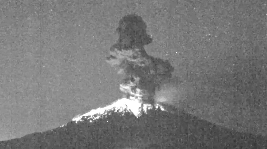 Badan Meteorologi Jepang mengimbau masyarakat di sekitar Gunung Sakurajima untuk mengenakan perlindungan diri menyusul erupsi yang terjadi pada Minggu (16/11/2025) pagi. (Tangkapan Layar Video Reuters/NNN/JAPAN)