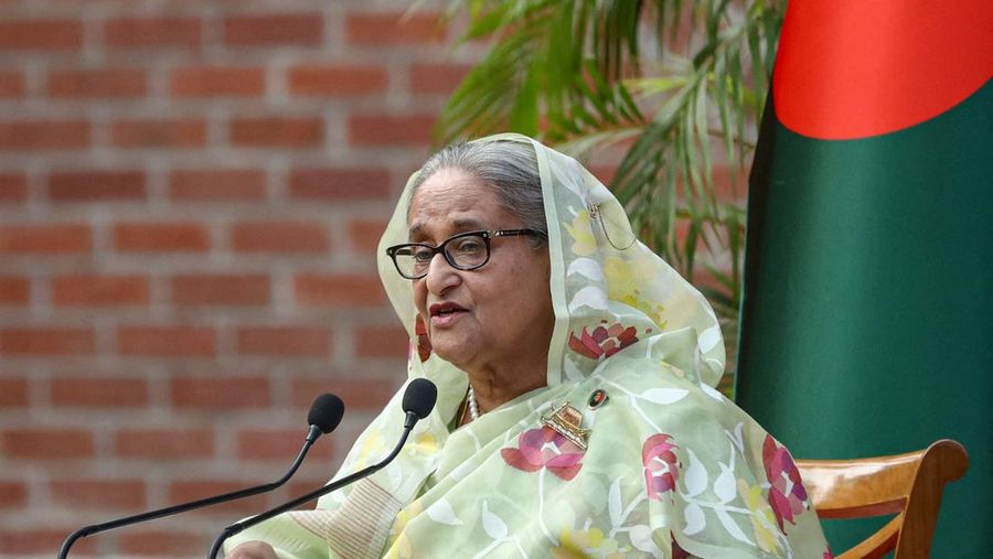 Seorang pria memegang poster di depan pengadilan yang menuntut hukuman mati menjelang putusan atas tuduhan kejahatan terhadap kemanusiaan atas tindakan keras mematikan terhadap protes mahasiswa pada tahun 2024 terhadap Perdana Menteri terguling Sheikh Hasina, di Dhaka, Bangladesh, 17 November 2025. REUTERS/Mohammad Ponir Hossain