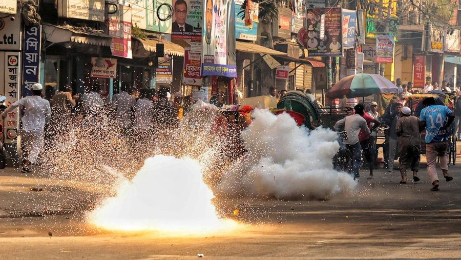 Seorang pria memegang poster di depan pengadilan yang menuntut hukuman mati menjelang putusan atas tuduhan kejahatan terhadap kemanusiaan atas tindakan keras mematikan terhadap protes mahasiswa pada tahun 2024 terhadap Perdana Menteri terguling Sheikh Hasina, di Dhaka, Bangladesh, 17 November 2025. REUTERS/Mohammad Ponir Hossain