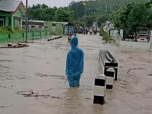 Banjir Rendam Jalan dan Pemukiman Warga di Gondang Bojonegoro