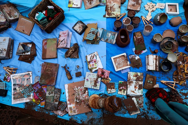 Orang-orang membawa sapu dan sekop berjalan di jalan, setelah banjir parah yang disebabkan oleh Badai Claudia, di Monmouth, Wales, Inggris, 16 November 2025. (REUTERS/Isabel Infantes)