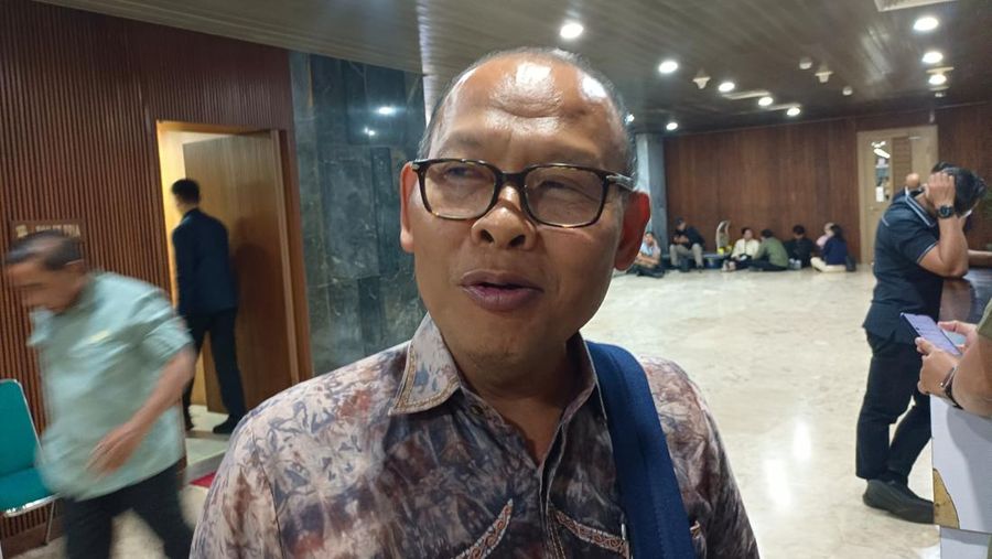 Dewan Pakar Hukum Gapki, Sadino saat ditemui di kompleks parlemen, Jakarta, Senin (17/11/2025). (CNBC Indonesia/Martyasari Rizky )
