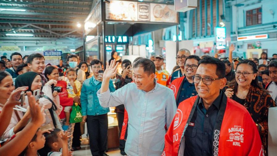 Direktur Utama KAI 2009–2014 Ignasius Jonan, yang turut mendampingi perjalanan terakhir JALITA dari Stasiun Jakarta Kota menuju Depo Kampung Bandan hingga Depo Depok. (Dok KAI)