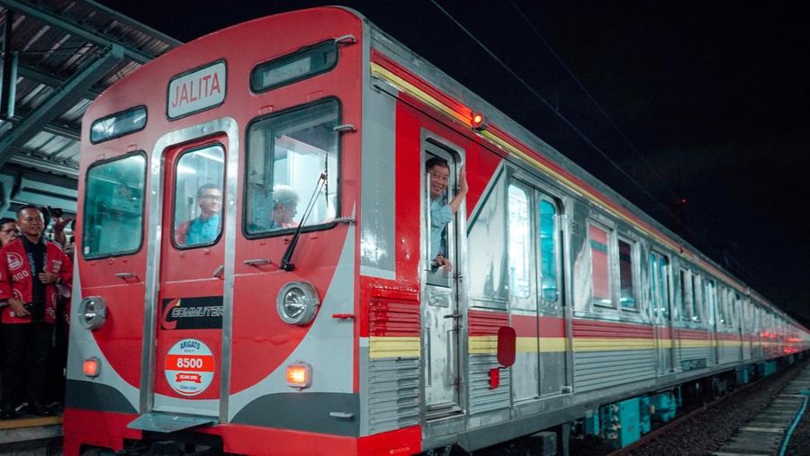 Direktur Utama KAI 2009–2014 Ignasius Jonan, yang turut mendampingi perjalanan terakhir JALITA dari Stasiun Jakarta Kota menuju Depo Kampung Bandan hingga Depo Depok. (Dok KAI)