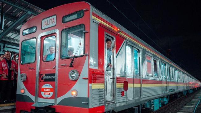 Jonan Muncul di Stasiun Kota dan Naik KRL Tua Eks Jepang, Ada Apa?