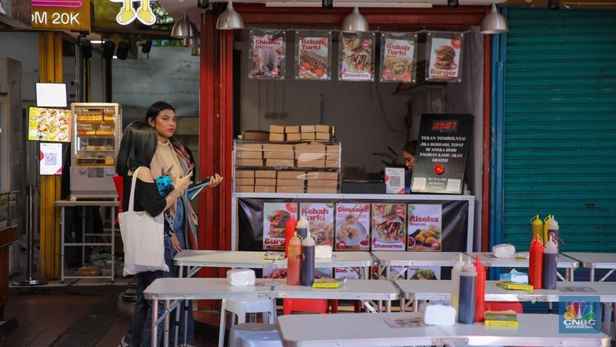 District Blok M yang sempat sepi ditinggal pedagang karena menolak kenaikan harga sewa, kini sudah diisi kembali oleh pedagang.  (CNBC Indonesia/Faisal Rahman)