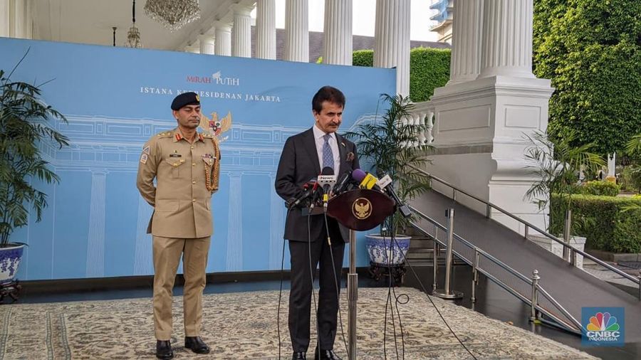 Duta Besar Pakistan untuk Indonesia Zahid Hafeez memberikan keterangan pers di Istana Kepresidenan, Jakarta, Senin (17/11/2025). (CNBC Indonesia/Emir Yanwardhana)
