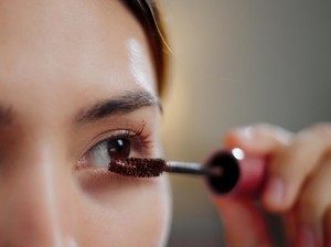 Cara Membersihkan Mascara Waterproof yang Benar Tanpa Bikin Bulu Mata Rontok