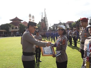 Kapolda Bali Beri Penghargaan untuk 73 Personel Beprestasi