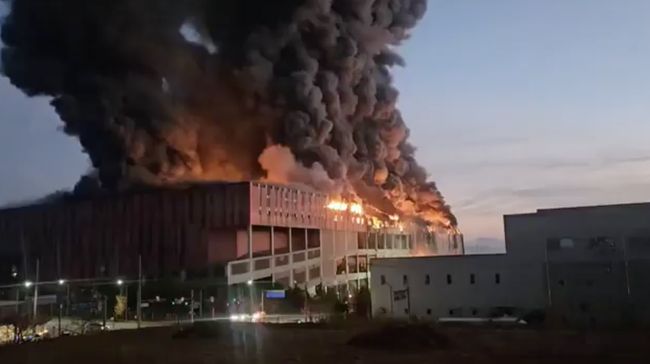 Gudang Fesyen Terbesar Kebakaran Hebat, Jutaan Pakaian-Sepatu Hangus
