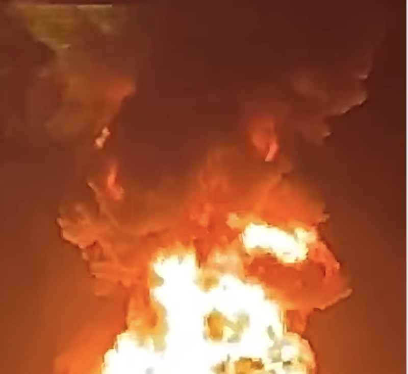 Kecelakaan bus jamaah umrah terjadi di Arab Saudi, Senin (17/11/2025). Sekitar 45 orang tewas dalam peristiwa tersebut. (Tangkapan Layar/X)