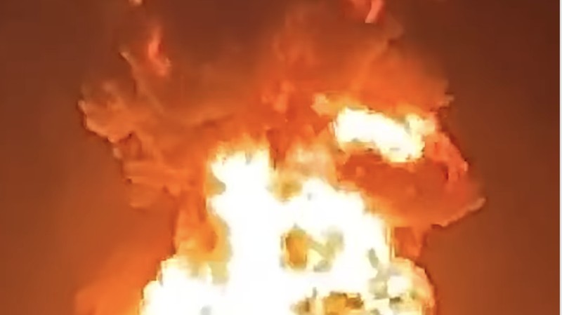 Kecelakaan bus jamaah umrah terjadi di Arab Saudi, Senin (17/11/2025). Sekitar 45 orang tewas dalam peristiwa tersebut. (Tangkapan Layar/X)