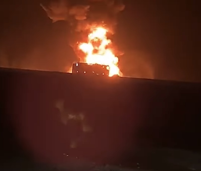 Kecelakaan bus jamaah umrah terjadi di Arab Saudi, Senin (17/11/2025). Sekitar 45 orang tewas dalam peristiwa tersebut. (Tangkapan Layar/X)