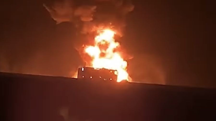 Kecelakaan bus jamaah umrah terjadi di Arab Saudi, Senin (17/11/2025). Sekitar 45 orang tewas dalam peristiwa tersebut. (Tangkapan Layar/X)