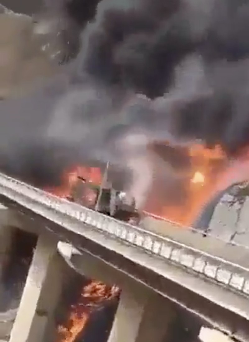 Kecelakaan bus jamaah umrah terjadi di Arab Saudi, Senin (17/11/2025). Sekitar 45 orang tewas dalam peristiwa tersebut. (Tangkapan Layar/X)