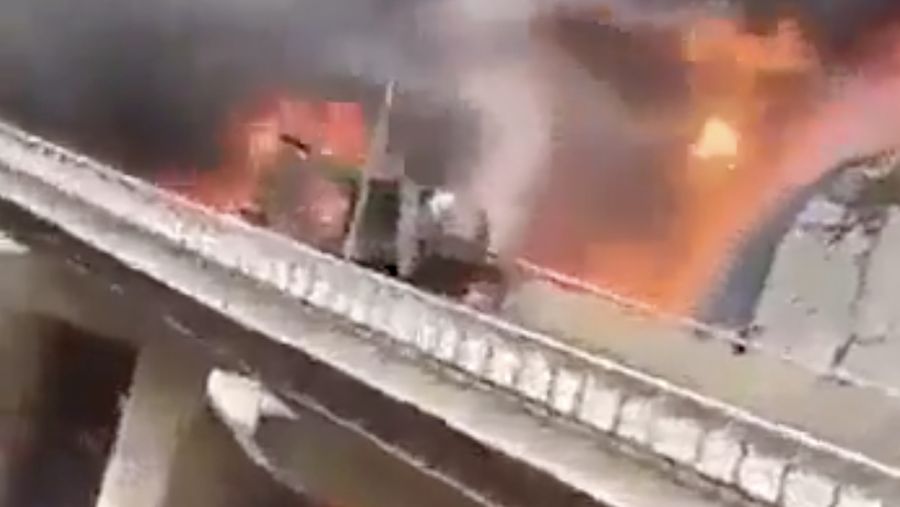 Kecelakaan bus jamaah umrah terjadi di Arab Saudi, Senin (17/11/2025). Sekitar 45 orang tewas dalam peristiwa tersebut. (Tangkapan Layar/X)