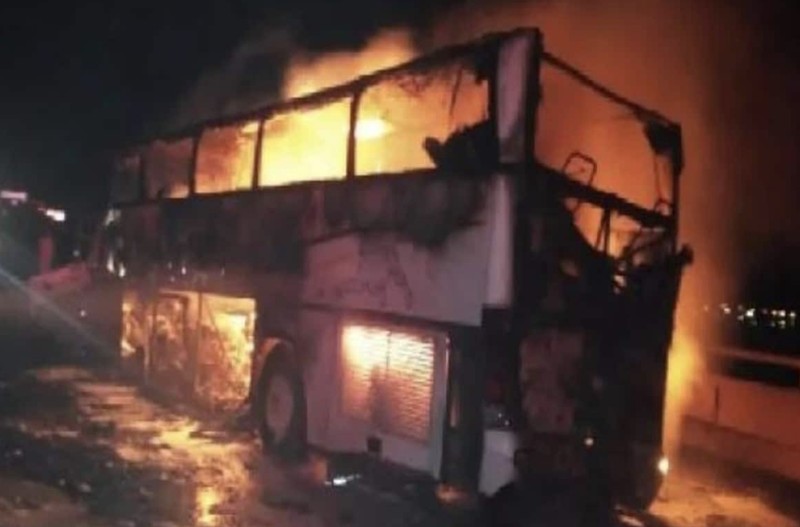 Kecelakaan bus jamaah umrah terjadi di Arab Saudi, Senin (17/11/2025). Sekitar 45 orang tewas dalam peristiwa tersebut. (Tangkapan Layar/X)