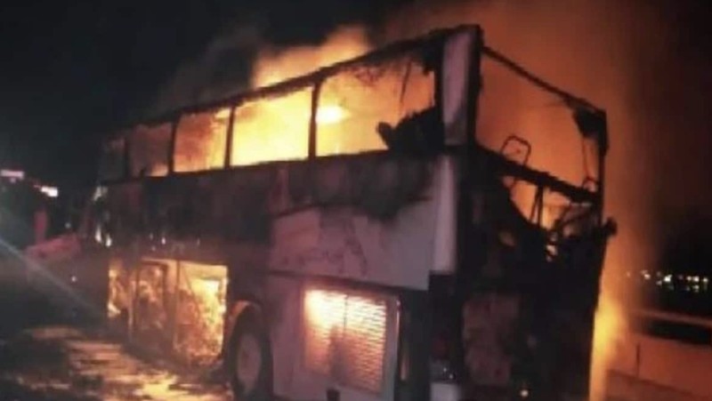 Kecelakaan bus jamaah umrah terjadi di Arab Saudi, Senin (17/11/2025). Sekitar 45 orang tewas dalam peristiwa tersebut. (Tangkapan Layar/X)
