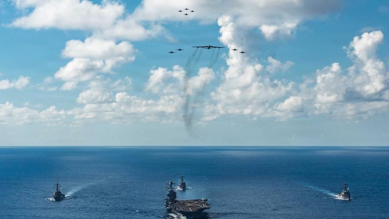 Kelompok Serang Kapal Induk Gerald R. Ford berlayar bersama Operasi Gabungan B-52 Angkatan Udara AS. (X/@NAVSOUS4THFLT)